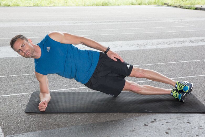 Un hombre realiza ejercicios para adelgazar en el abdomen y los costados. 
