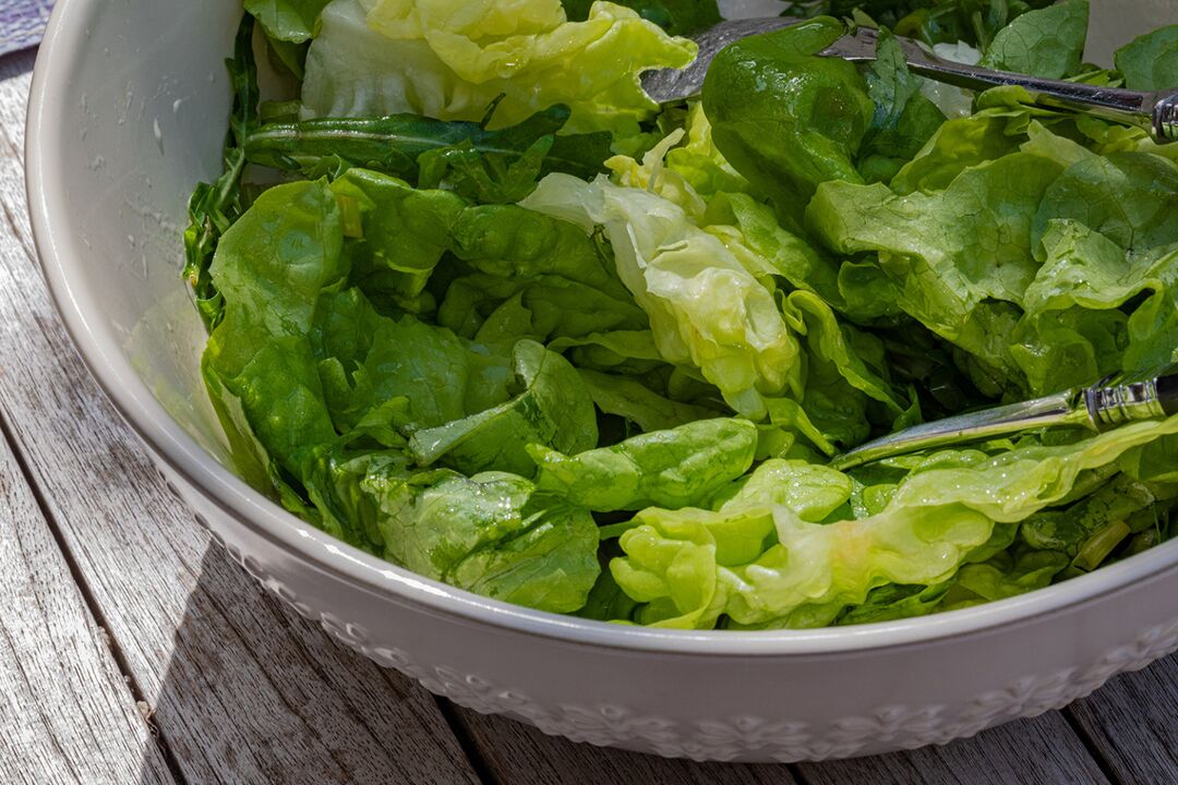Ensalada fresca con aceite de oliva