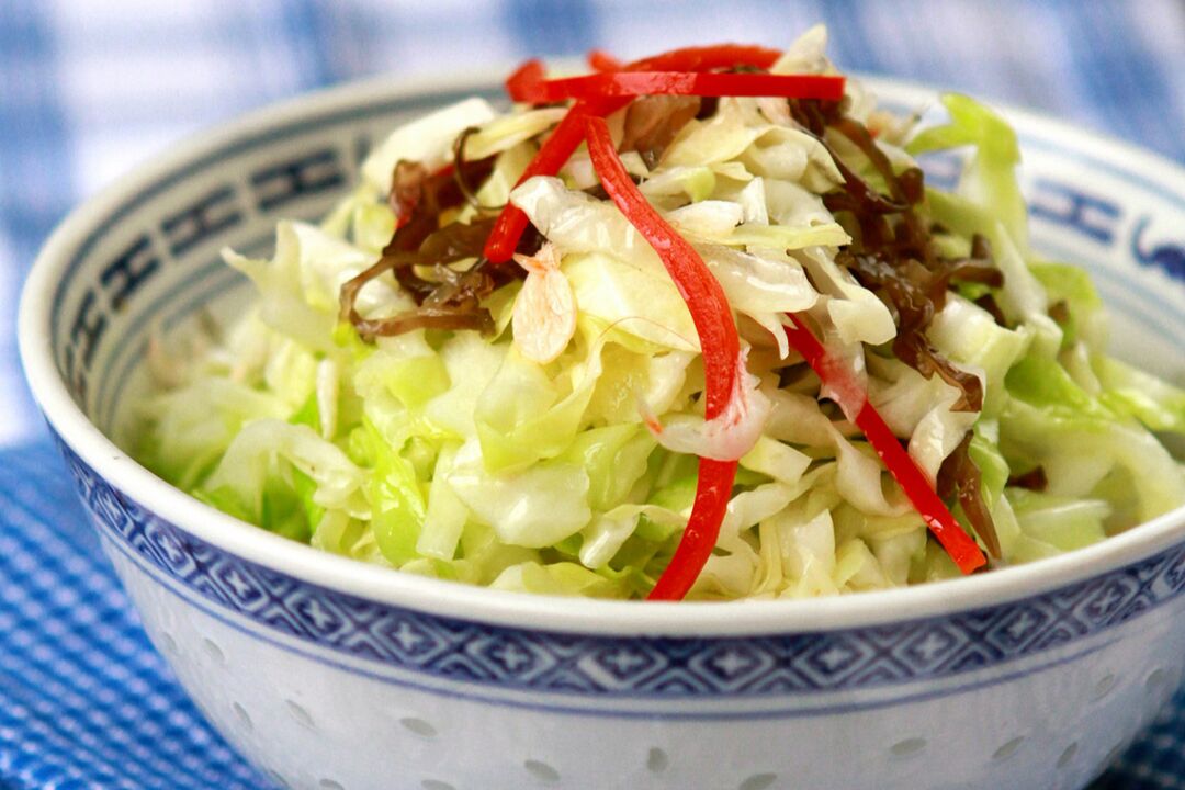 La ensalada de repollo es uno de los platos favoritos del menú dietético.